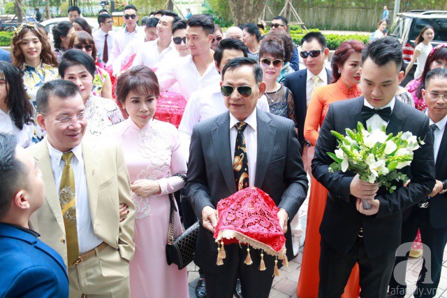 Cô dâu Diệp Lâm Anh và chú rể thiếu gia trao nhau nụ hôn đắm đuối trong lễ đón dâu